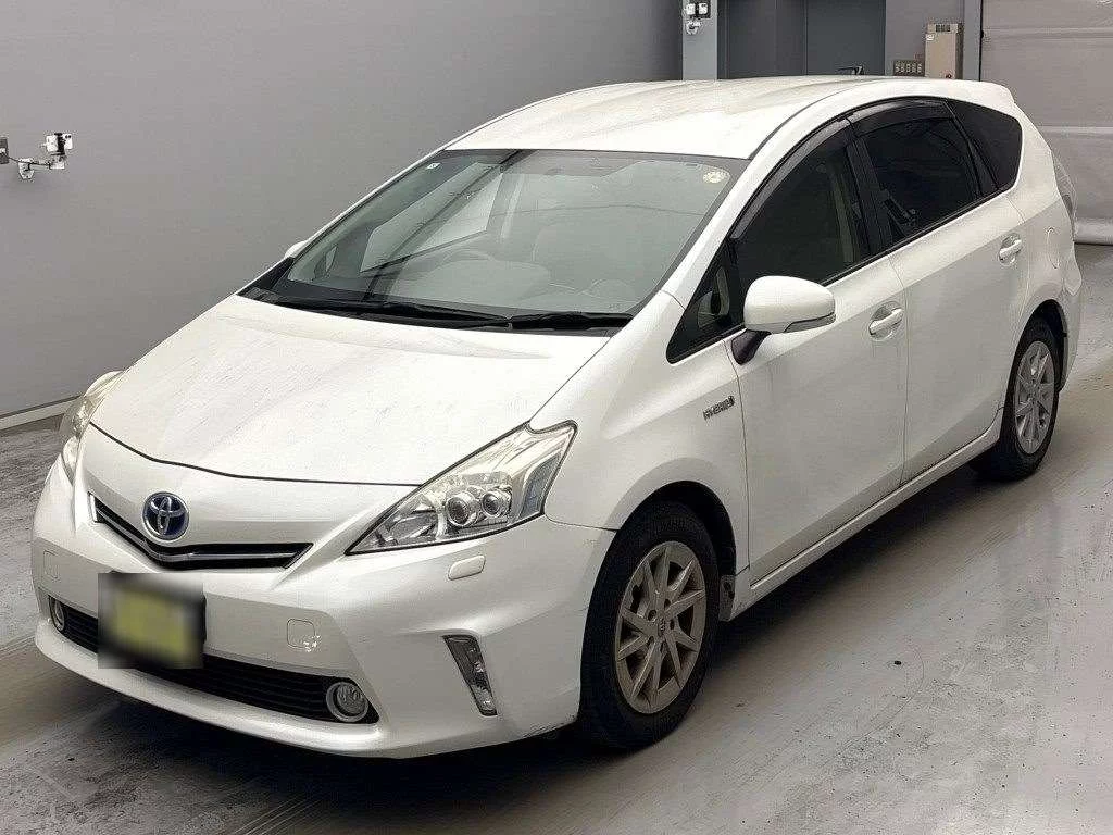 Toyota Prius Alpha 2014