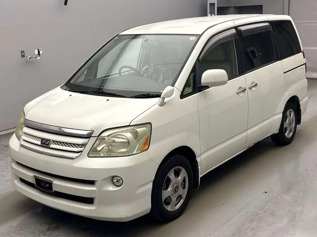 Toyota Noah 2005