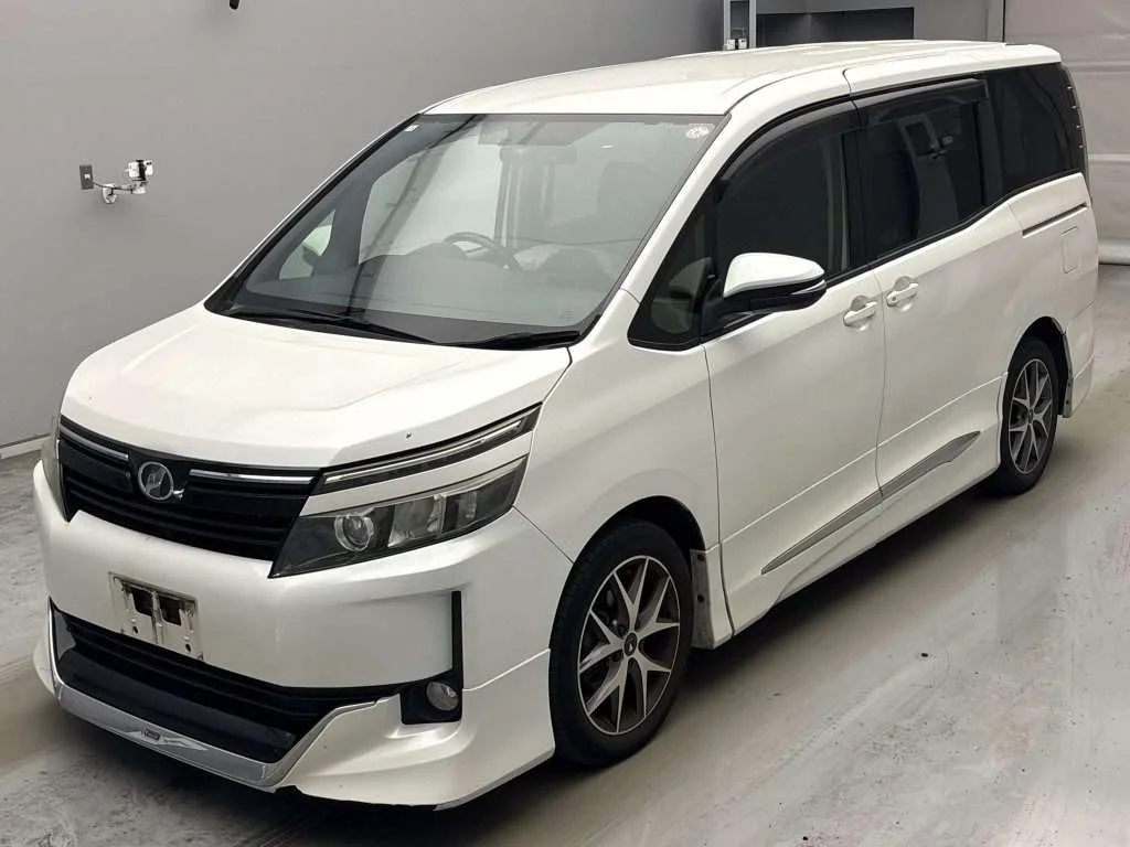 Toyota Voxy 2014
