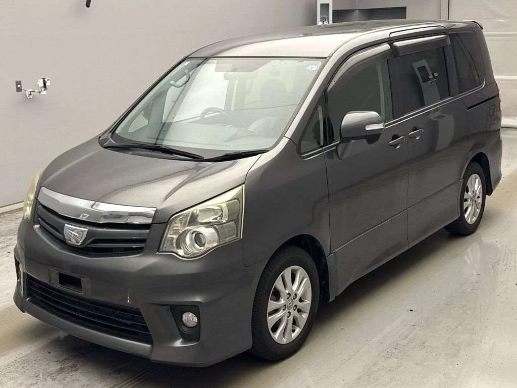 Toyota Noah 2013