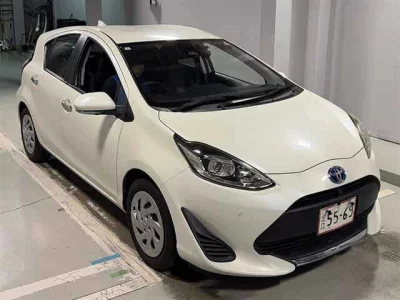 TOYOTA AQUA 1