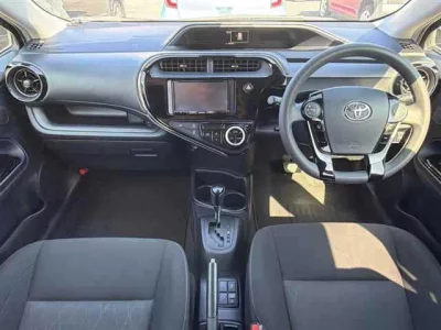 TOYOTA AQUA 3