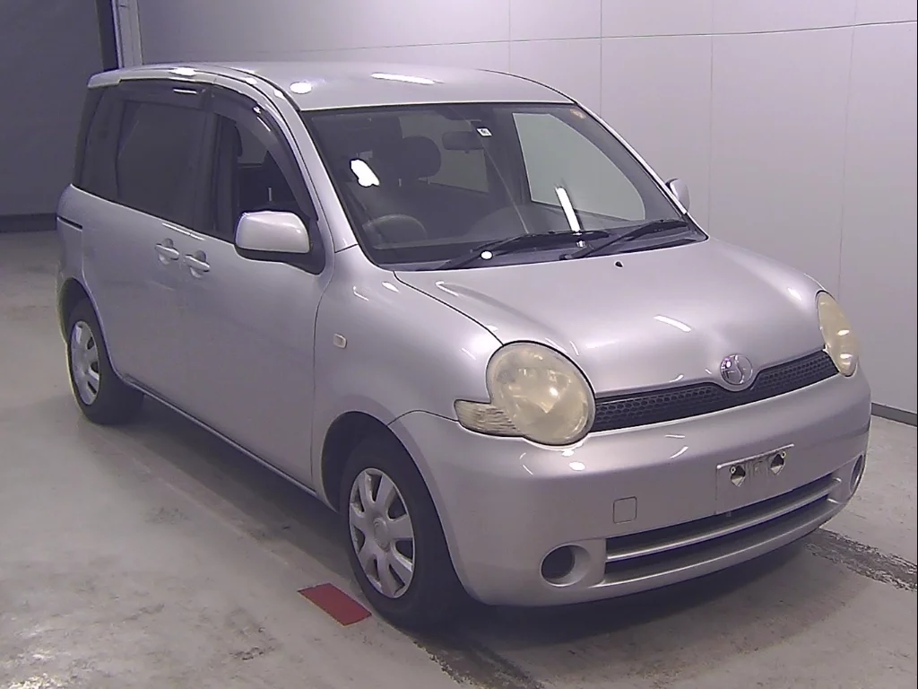 Toyota Sienta 2004