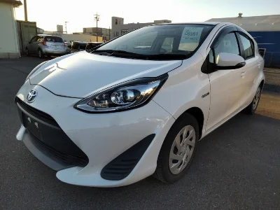 TOYOTA AQUA 1