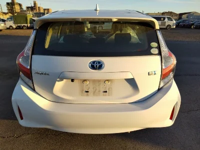 TOYOTA AQUA 3