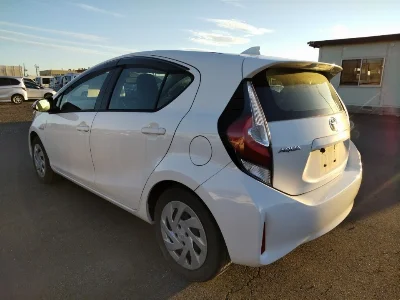 TOYOTA AQUA 4