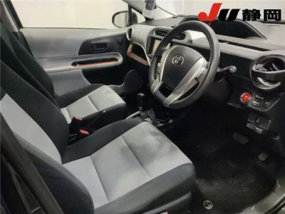 TOYOTA AQUA 3