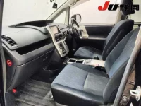 Цена авто Toyota Voxy с аукционов Японии, номер кузова ZRR70W, пробег 64 000, оценка 2