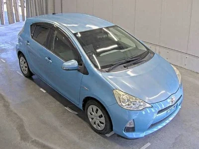 TOYOTA AQUA 1