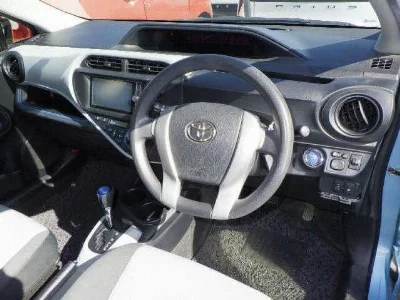 TOYOTA AQUA 3