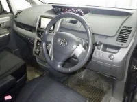 Цена авто Toyota Voxy с аукционов Японии, номер кузова ZRR70W, пробег 142 000, оценка 2