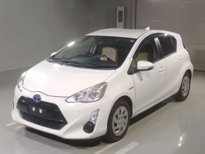 TOYOTA AQUA 1