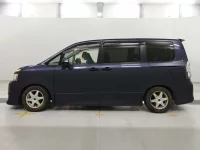 Цена авто Toyota Voxy с аукционов Японии, номер кузова ZRR70W, пробег 180 000, оценка 2