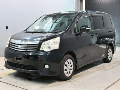 TOYOTA NOAH 1