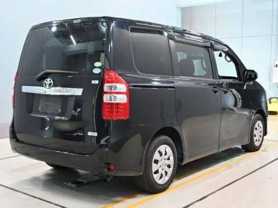 TOYOTA NOAH 2
