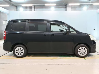 TOYOTA NOAH 3
