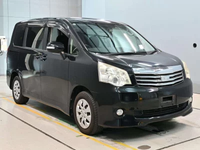 TOYOTA NOAH 4