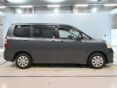 TOYOTA NOAH 3