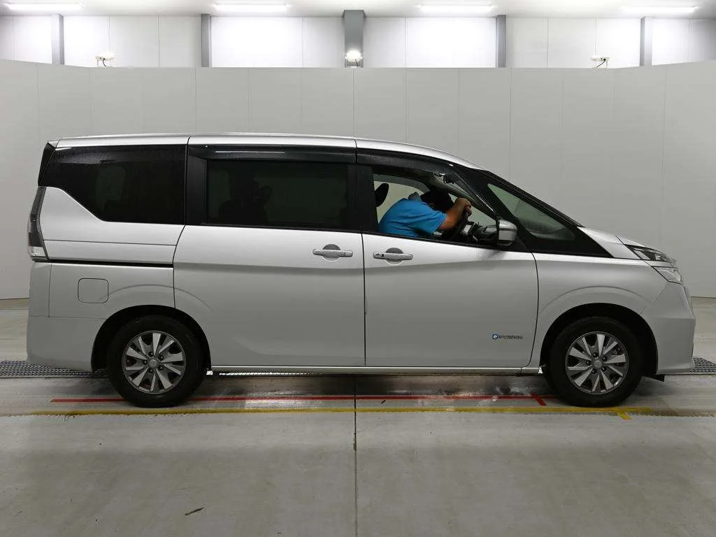 Nissan Serena  с аукциона в Японии