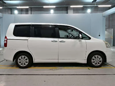TOYOTA NOAH 3