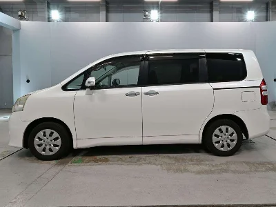 TOYOTA NOAH 4