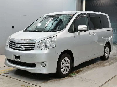 TOYOTA NOAH 1