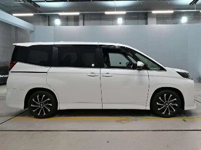 TOYOTA NOAH 3