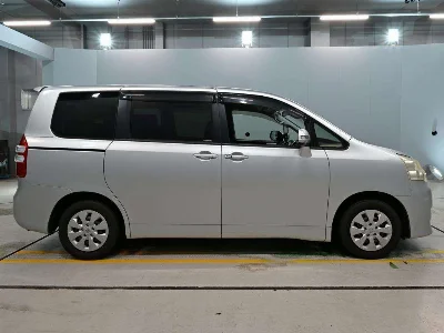 TOYOTA NOAH 3