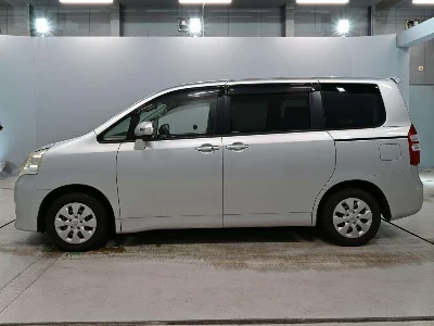 TOYOTA NOAH 4
