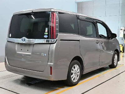 TOYOTA NOAH 1