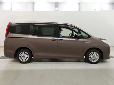 TOYOTA NOAH 3