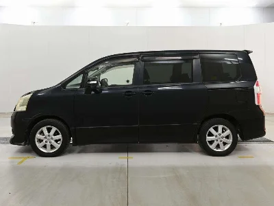 TOYOTA NOAH 4