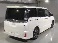 Цена авто Toyota Voxy с аукционов Японии, номер кузова ZRR80W, пробег 30 000, оценка 8