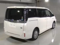 Цена авто Toyota Voxy с аукционов Японии, номер кузова ZWR80G, пробег 104 000, оценка 7