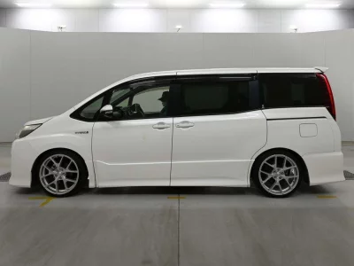 TOYOTA NOAH 3