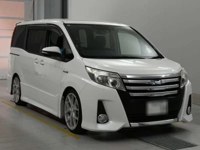 TOYOTA NOAH 4