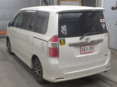 TOYOTA NOAH 2