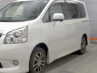 TOYOTA NOAH 3