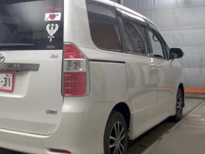 TOYOTA NOAH 4