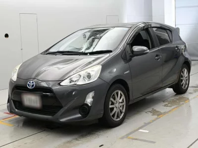 TOYOTA AQUA 1