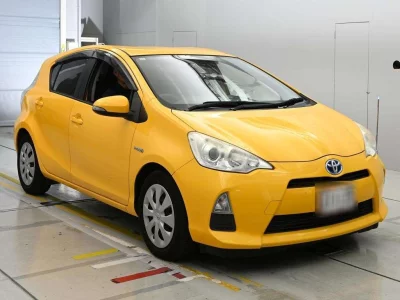 TOYOTA AQUA 3
