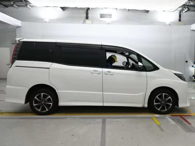 TOYOTA NOAH 2