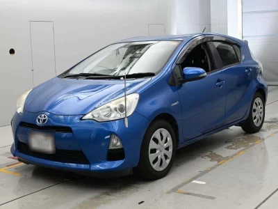 TOYOTA AQUA 1