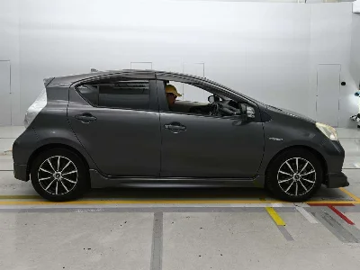 TOYOTA AQUA 3