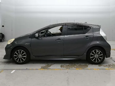 TOYOTA AQUA 4