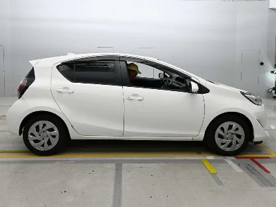 TOYOTA AQUA 3