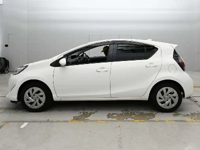 TOYOTA AQUA 4
