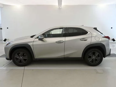 Lexus UX200