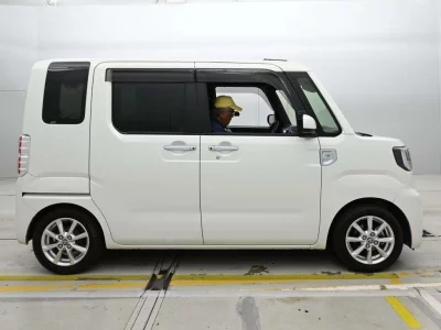 Toyota Pixis Mega