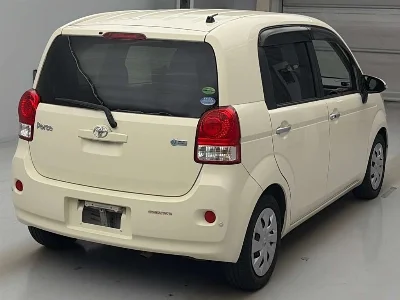 TOYOTA PORTE 2